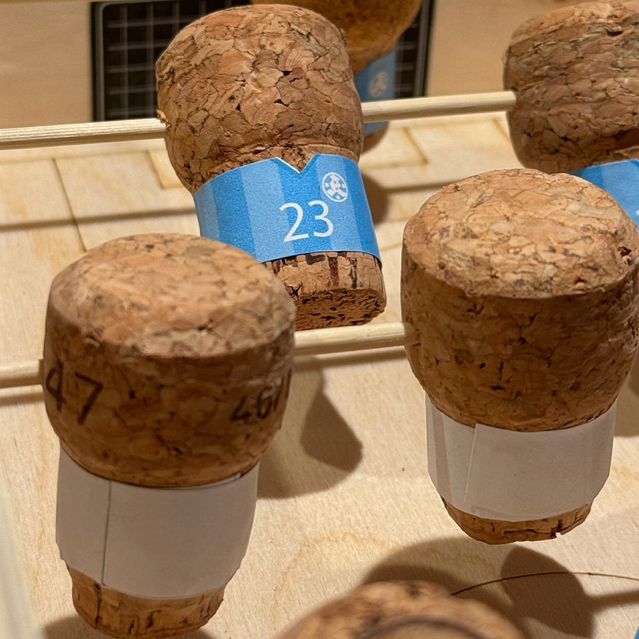 Weinkiste als Tischkicker