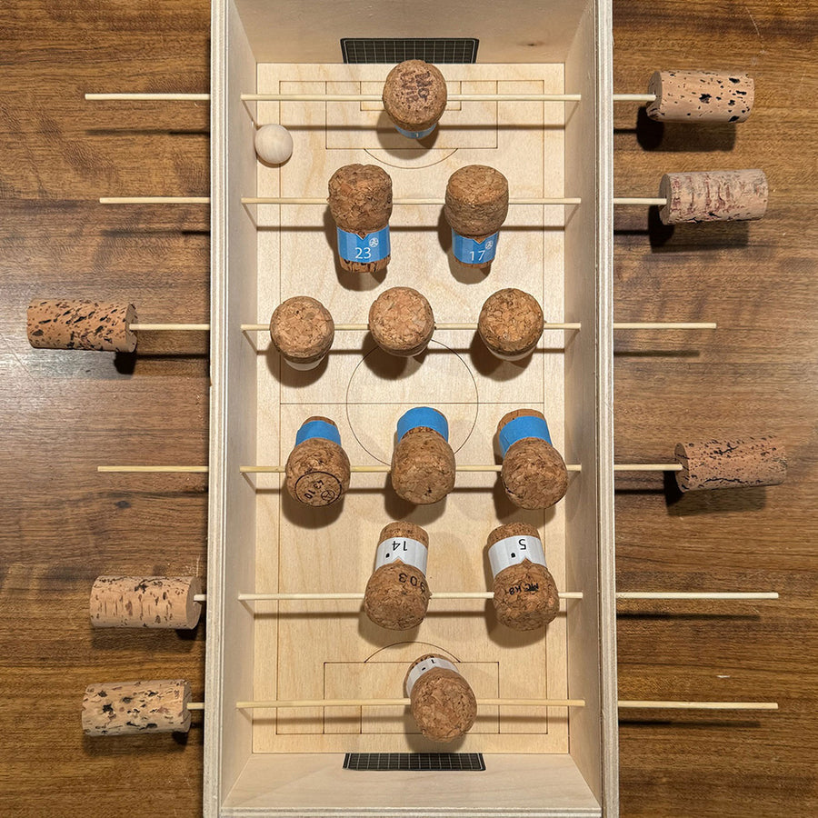 Weinkiste als Tischkicker